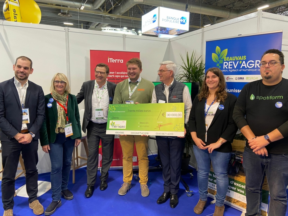 Osiris, startup lauréate du concours Innov'Agro 2022 a été récompensé d'un chèque de 30 000€ au SIMA à Paris